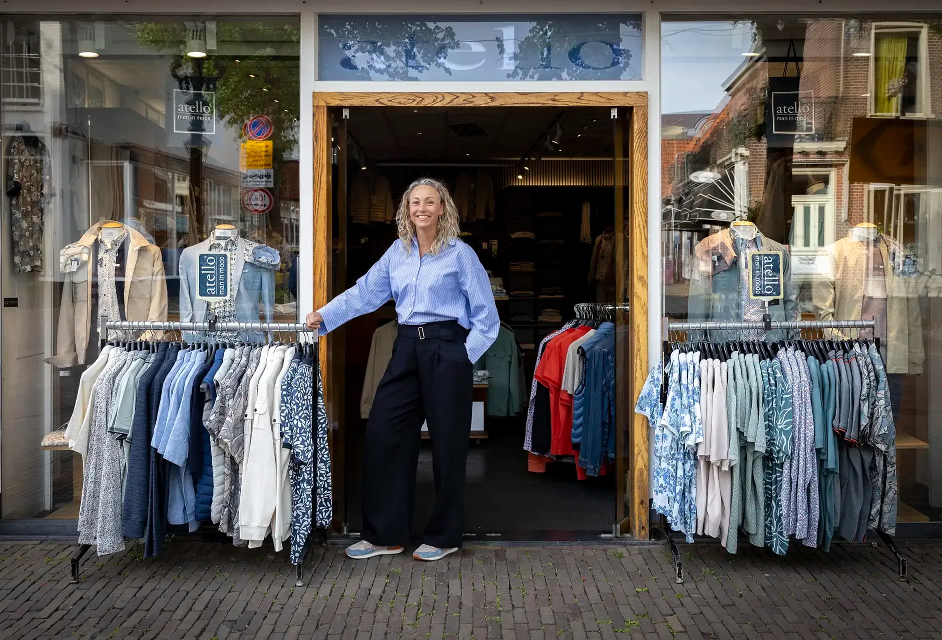 Iris voor de winkel aan de Gedempte Nieuwesloot in Alkmaar