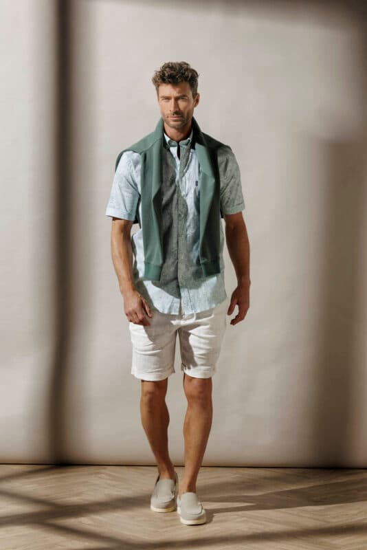 Model in een Giordano overhemd