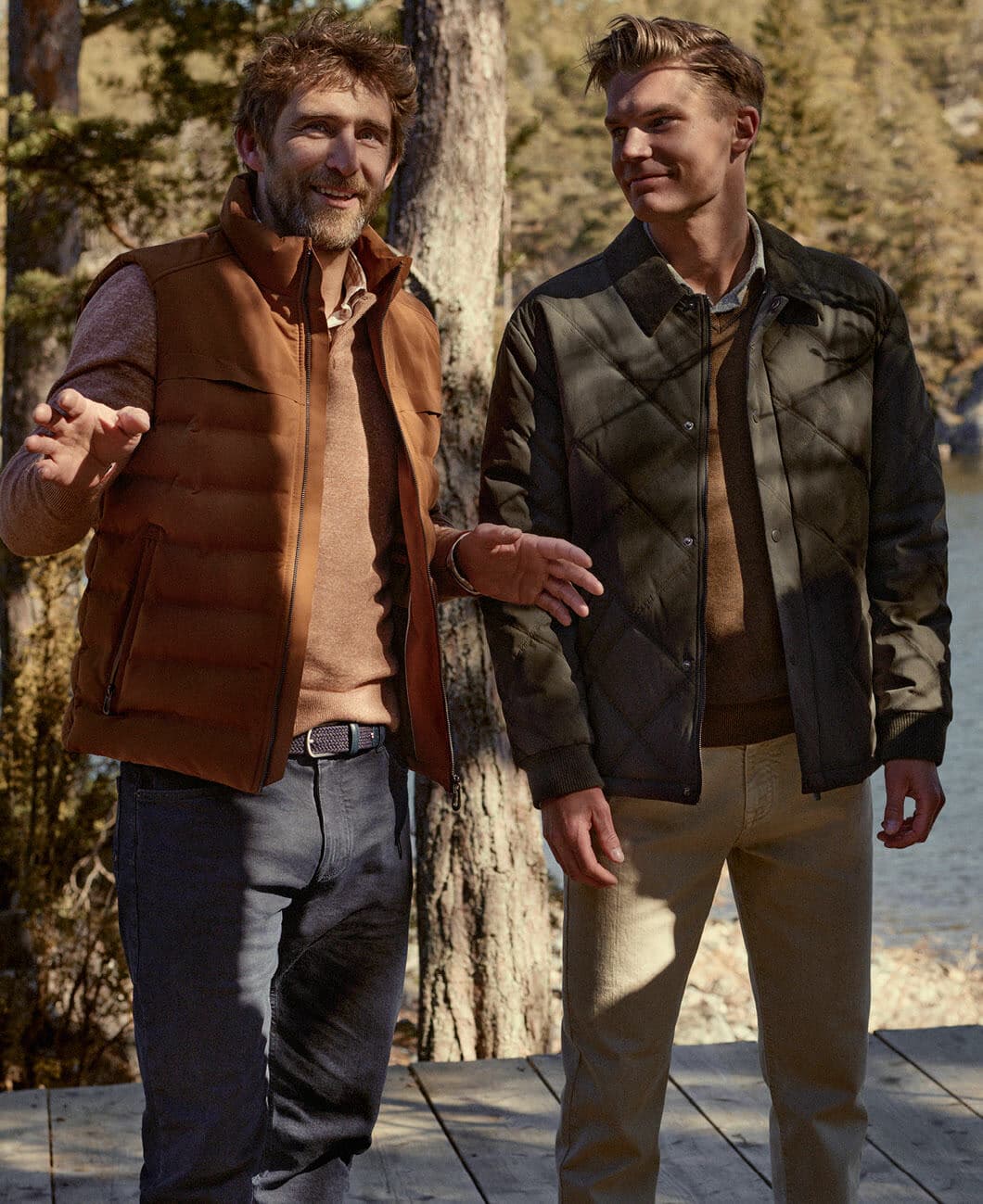 Twee mannen in State of Art bodywarmer en jack in een naaldbos